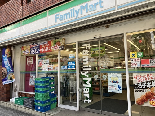 コンビニ　ファミリーマート 横浜沢渡店（コンビニ）まで243m