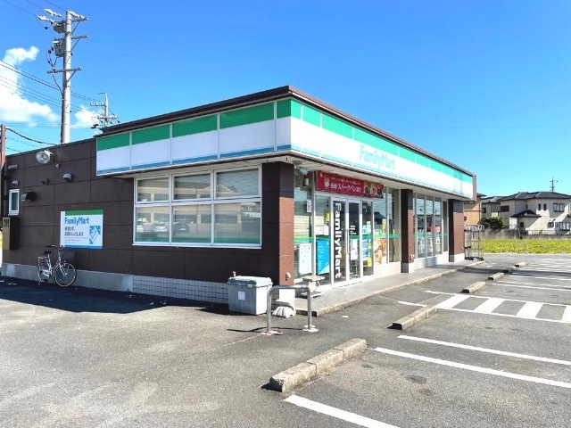 コンビニ　ファミリーマート北勢麻生田店（コンビニ）まで586m