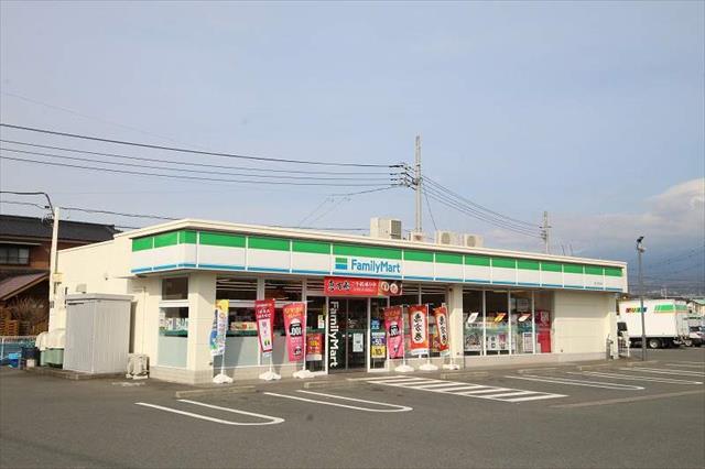 コンビニ　ファミリーマート（コンビニ）まで748m