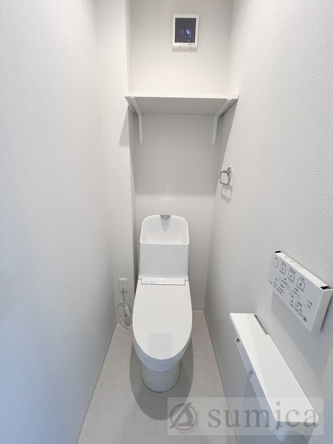 トイレ　人気アイテムの温水洗浄便座。清潔感のあるトイレです。