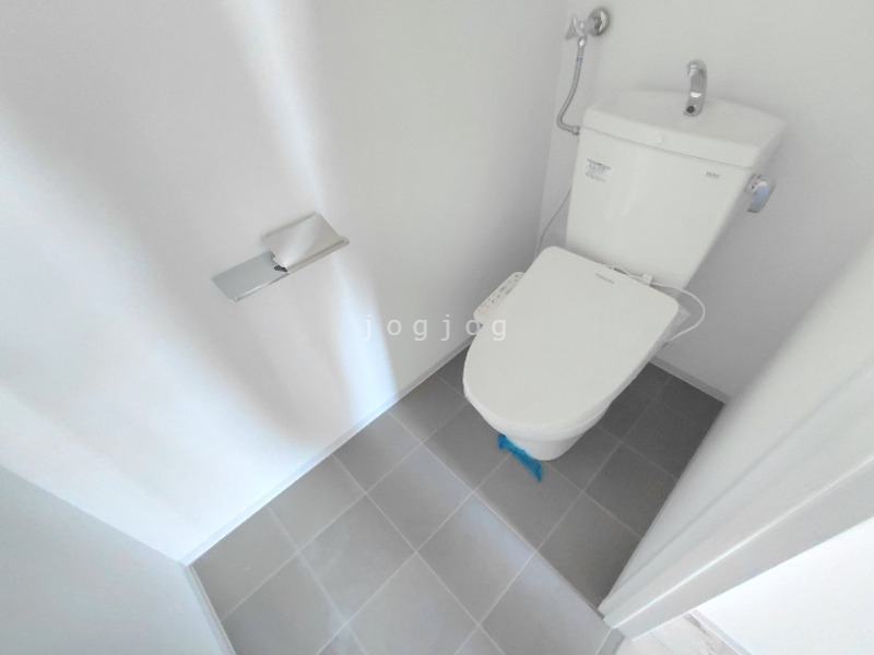 トイレ　嬉しい温水洗浄便座付きのトイレです。