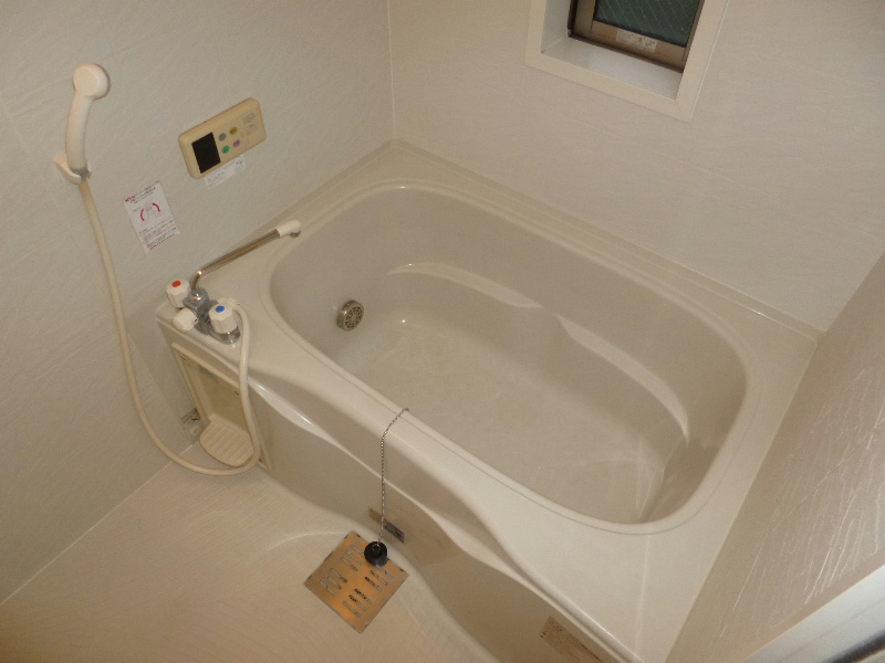 バス・シャワールーム　あると嬉しい追い焚き機能付きです。（同建物の別部屋の写真です