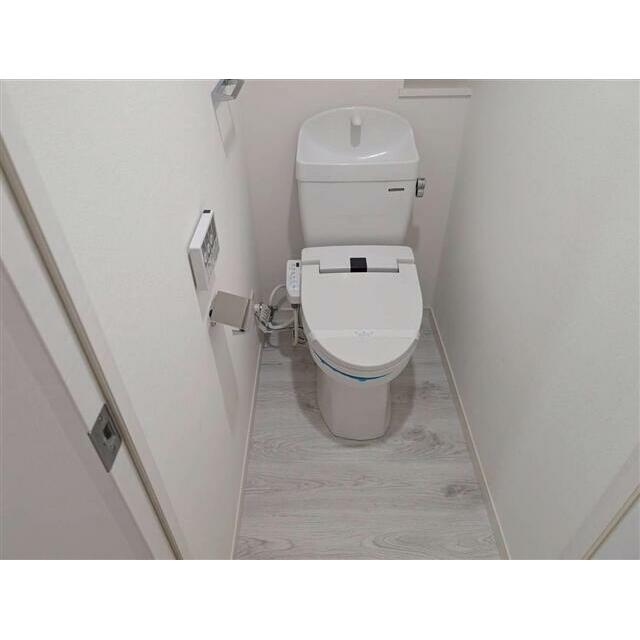 トイレ　温水洗浄便座。
