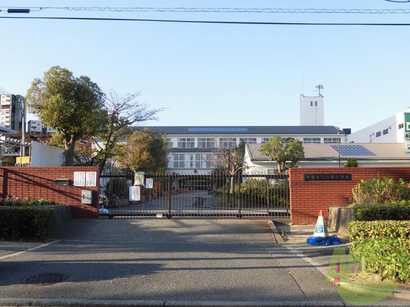 小学校　芦屋市立浜風小学校（小学校）まで552m