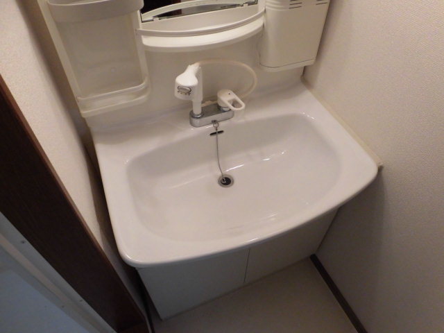 洗面設備　独立洗面台なので忙しい朝も広々と使えますね