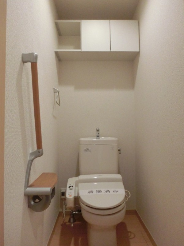 トイレ　上部にはストック品の収納も可能な収納棚付き！