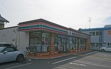 コンビニ　セブンイレブン能登川垣見店（コンビニ）まで216m