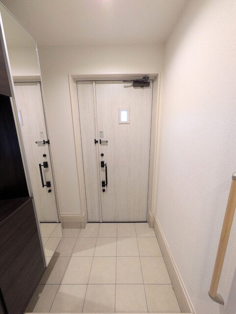 玄関　※クリーニング前の室内参考写真です。