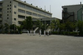 中学校　草加市立 花栗中学校（中学校）まで1409m