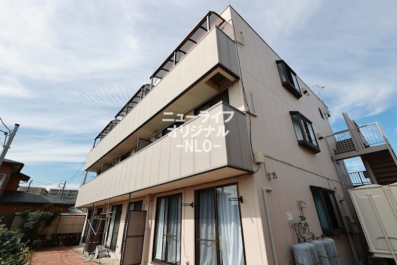 建物外観　白色を基調とした、明るい印象の外観です☆