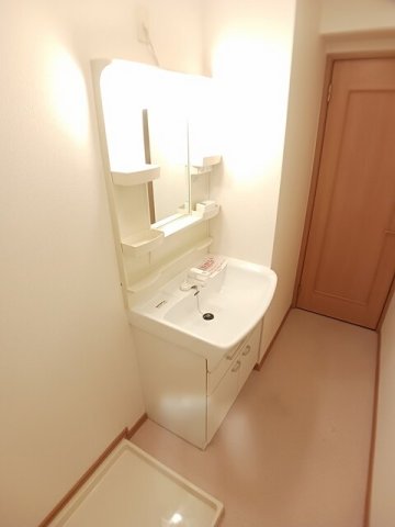 洗面設備　ゆったりとスペースのある洗面所