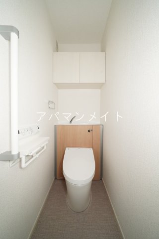 トイレ　落ち着いた色調のトイレです