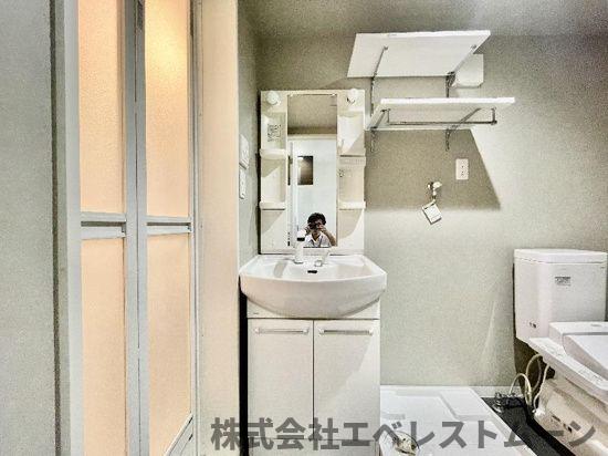 洗面設備　独立洗面化粧台が付いています