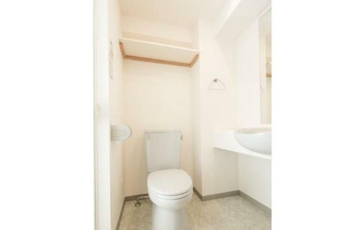東京メトロ千代田線 代々木公園駅 徒歩10分 3階建 築23年のトイレ写真