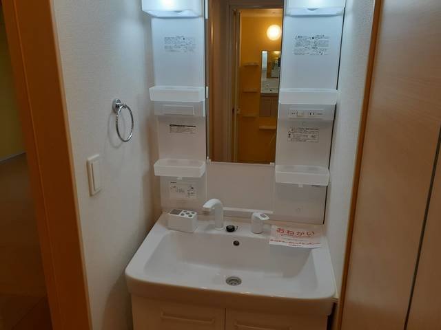 洗面設備　明るい洗面所です