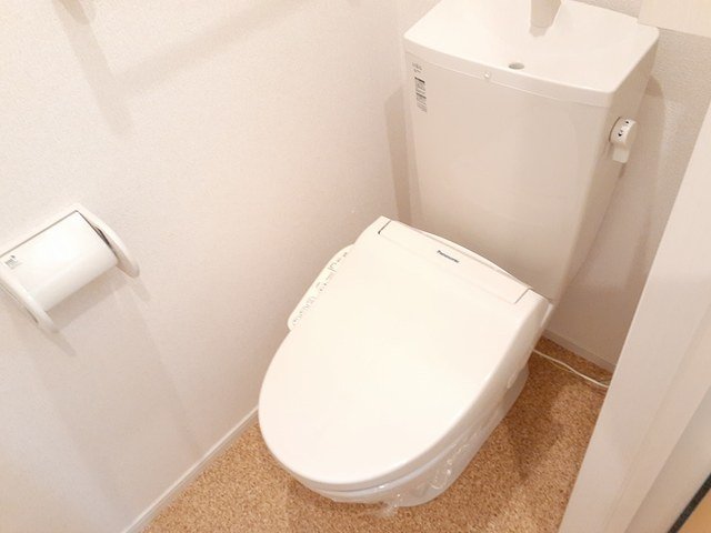 トイレ　落ち着いた色調のトイレです