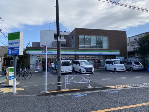 コンビニ　ファミリーマート 小浦世田谷梅丘店（コンビニ）まで377m