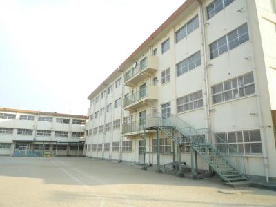 【上村荘Ｂ棟の小学校】