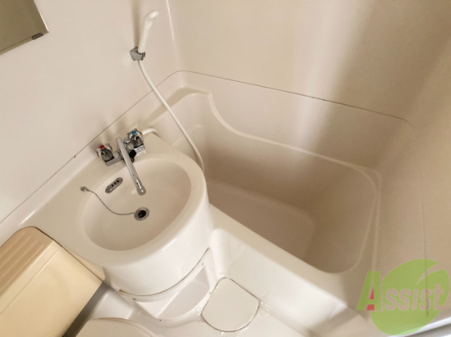 バス・シャワールーム　ユニットバスになっております。コンパクトでいいですね。