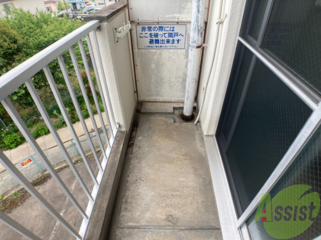 バルコニー　バルコニーがあるので洗濯物は外に干せそうですね。