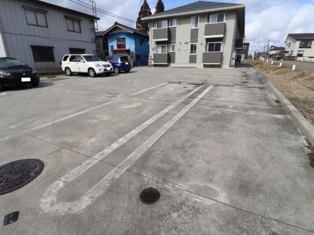 【長岡市下々条町のアパートの駐車場】