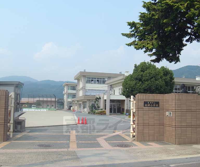 【亀岡市篠町篠のアパートの小学校】