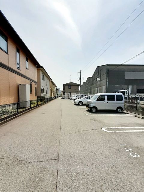 【今治市南高下町のアパートの駐車場】