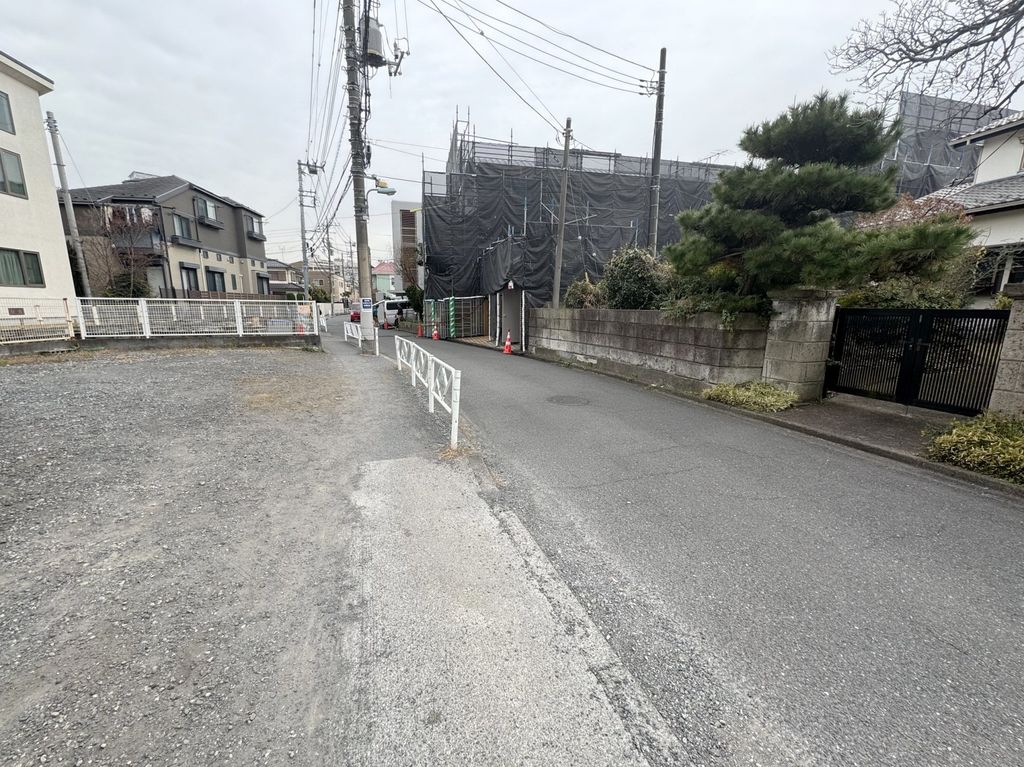 【調布市国領町のアパートの駐車場】