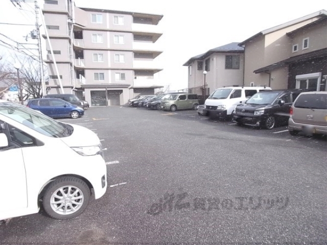 【大津市錦織のマンションの駐車場】