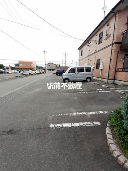 【八女市蒲原のアパートの駐車場】