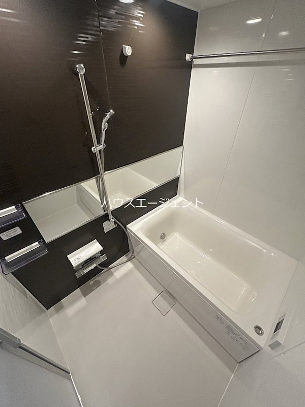 バス・シャワールーム　追い焚きや浴室乾燥機付きのきれいなお風呂です。