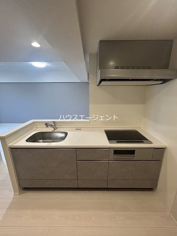 キッチン　3口IHヒーターのシステムキッチンです。