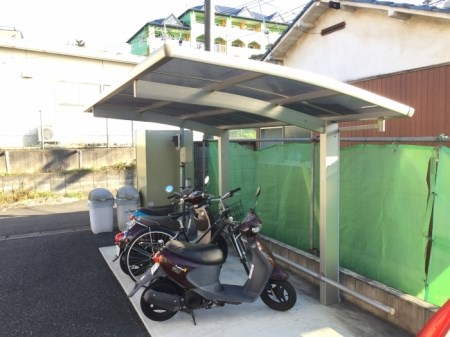 その他共有部分　屋根付きの駐輪場です。