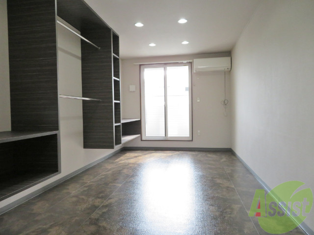 居室・リビング　とても広々していて陽当たりがとても良いですね