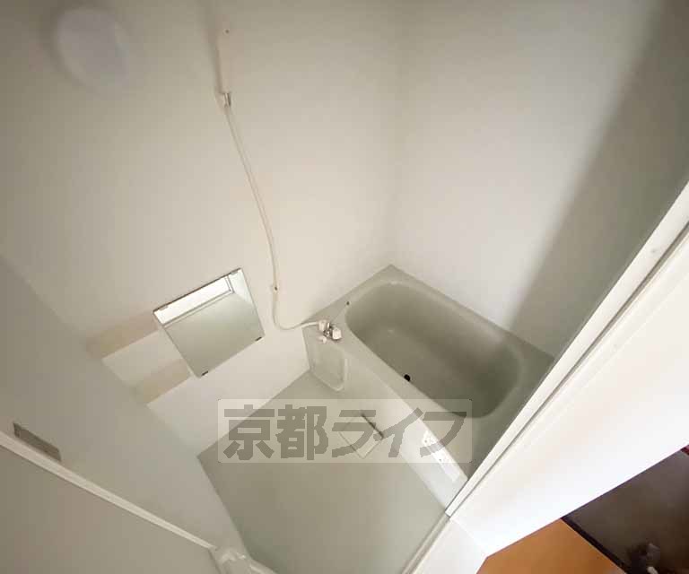 バス・シャワールーム　鏡のついた便利なお風呂