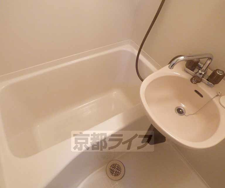 バス・シャワールーム　広々とした浴室です。