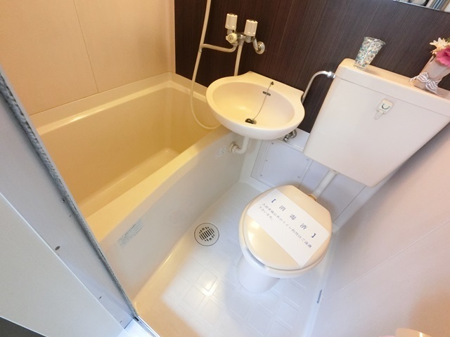 バス・シャワールーム　お掃除も簡単な３点ユニットバス♪