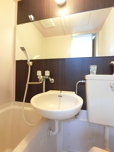 洗面設備　ワイド鏡が便利です♪