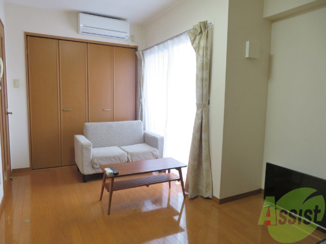 居室・リビング　リビングは、広々していて陽当たりもよさそうですね。