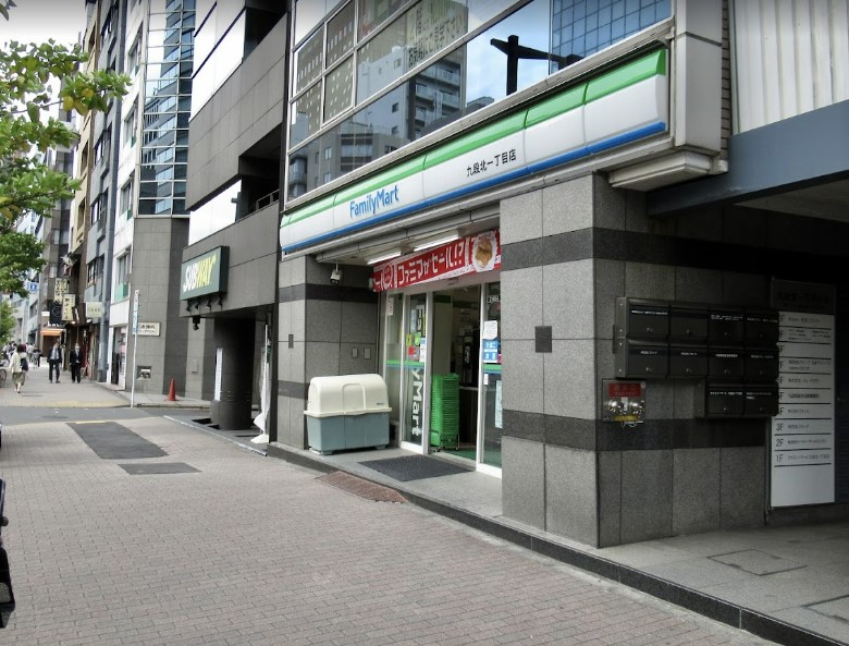 コンビニ　ファミリーマート 九段北一丁目店（コンビニ）まで150m