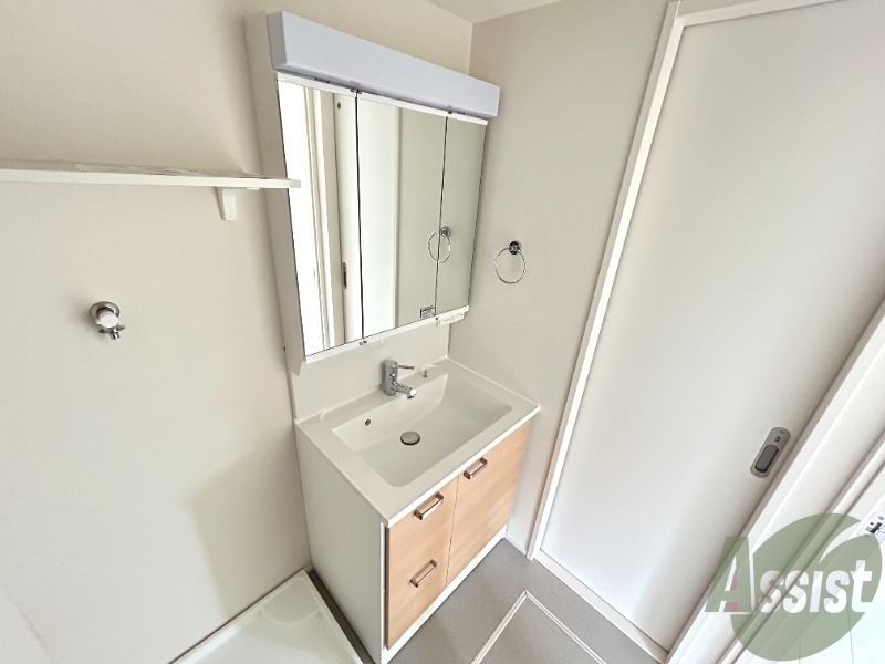 洗面設備　洗面台は独立しております、朝の身支度にご活用ください。