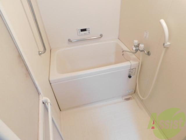 バス・シャワールーム　手すり付きお風呂になります