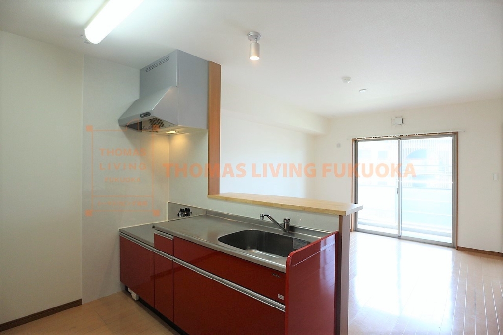 キッチン　赤色のオシャレなカウンターキッチンです。