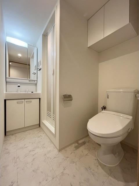 トイレ　便利な上部棚付き♪