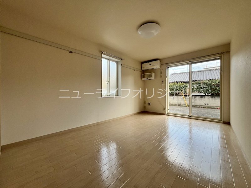 居室・リビング　※同間取の別のお部屋の参考画像です。角部屋の為明るいです。