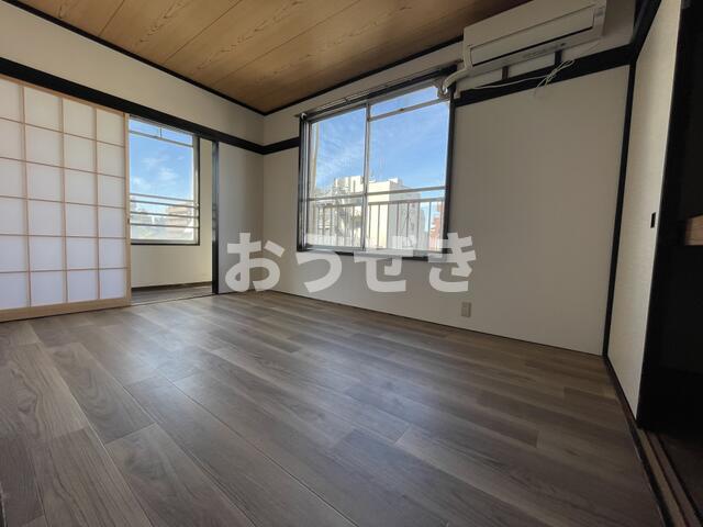 居室・リビング　天井・壁・床全面張替しました