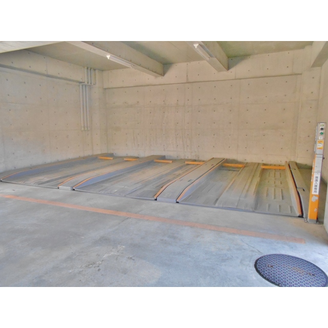 駐車場　屋根付き駐車場