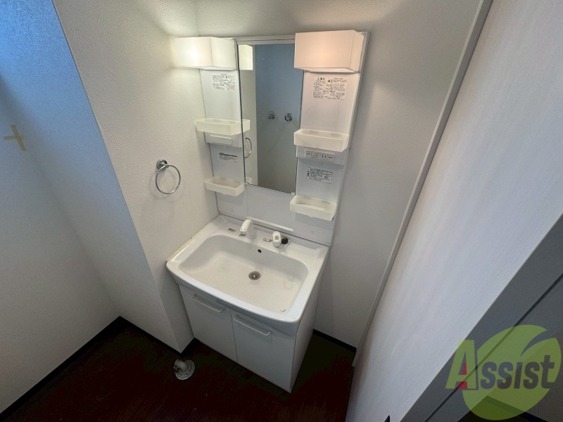 洗面設備　大きくて使いやすそうな独立洗面台になっています。