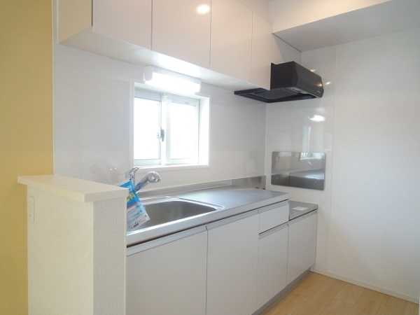 キッチン　窓があり明るいキッチンです。