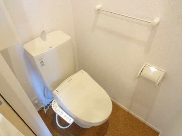 トイレ　ウォシュレット完備。暖房便座なので寒い冬でも心地よく座れます